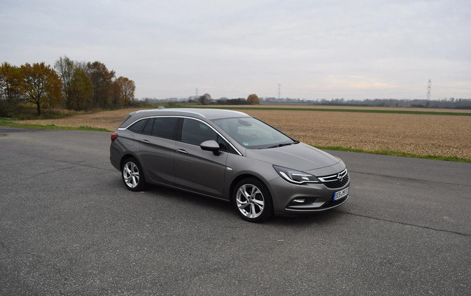 Opel Astra cena 49900 przebieg: 133800, rok produkcji 2017 z Ciechanów małe 172